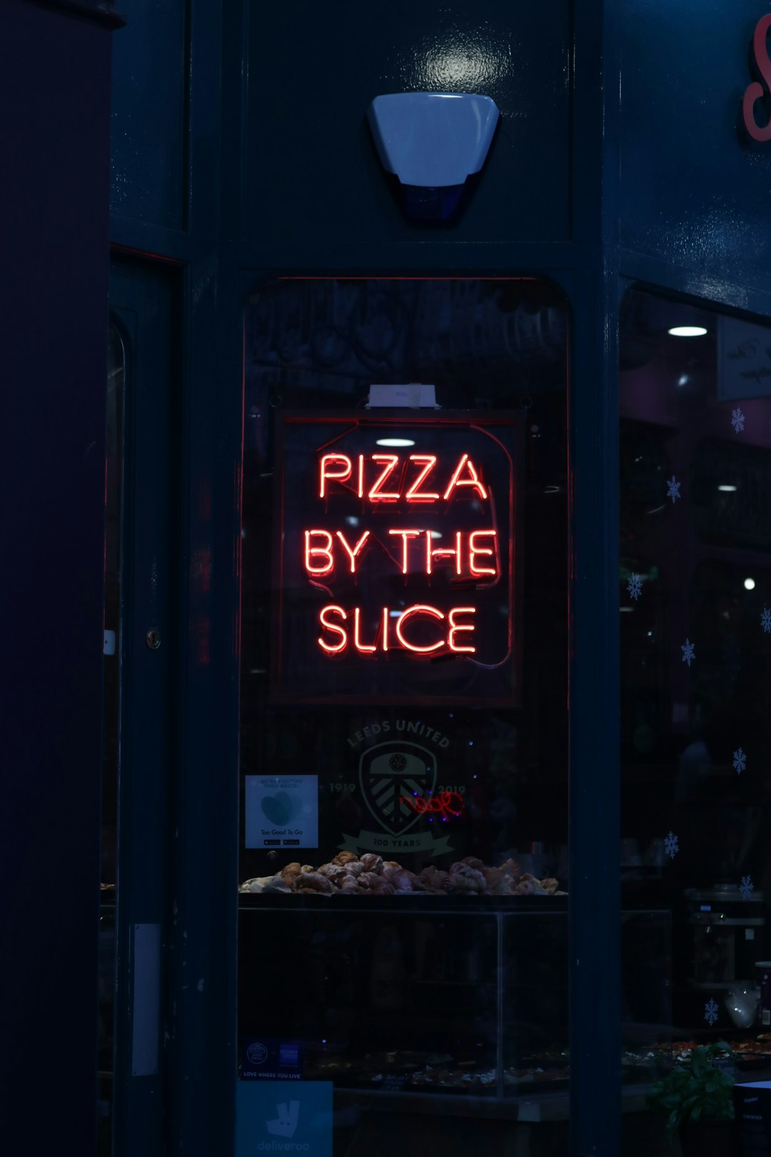 Fig and prosciutto pizza